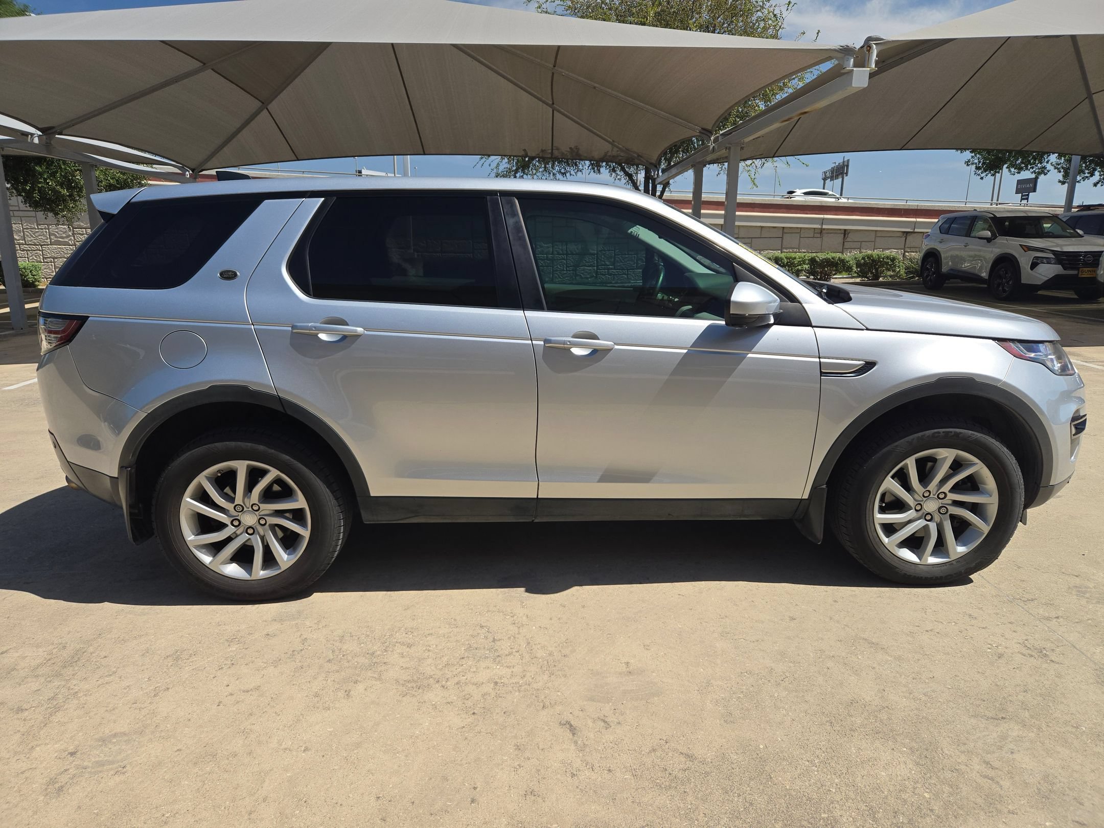 Used 2017 Land Rover Discovery Sport HSE AWD/4WD image 2