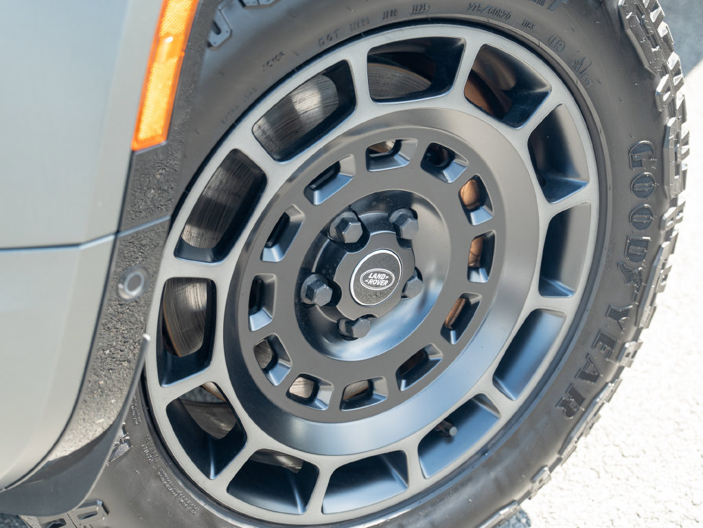 Used 2025 Land Rover Defender 110 AWD/4WD image 9
