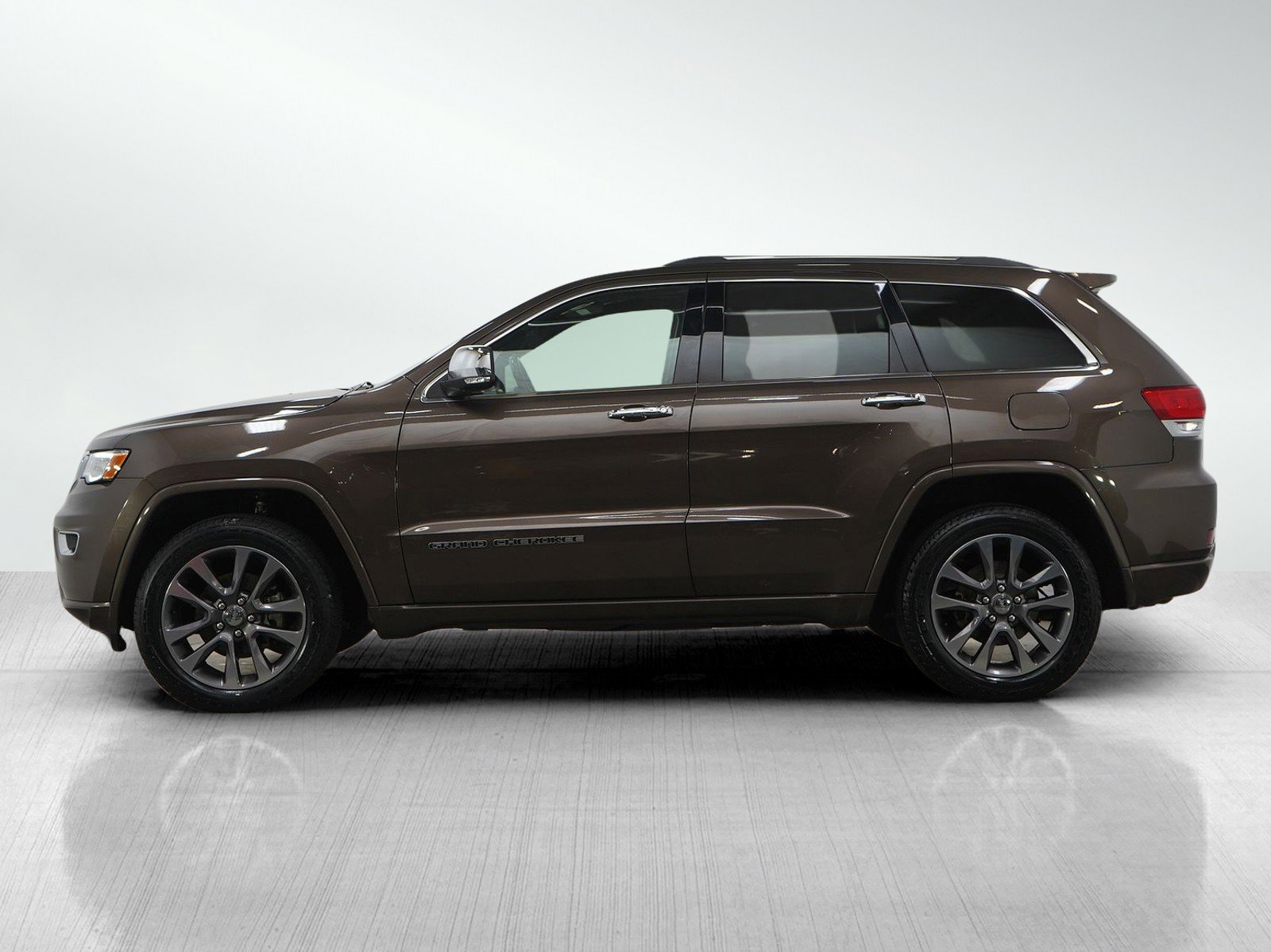Used 2018 Jeep Grand Cherokee Overland image 2