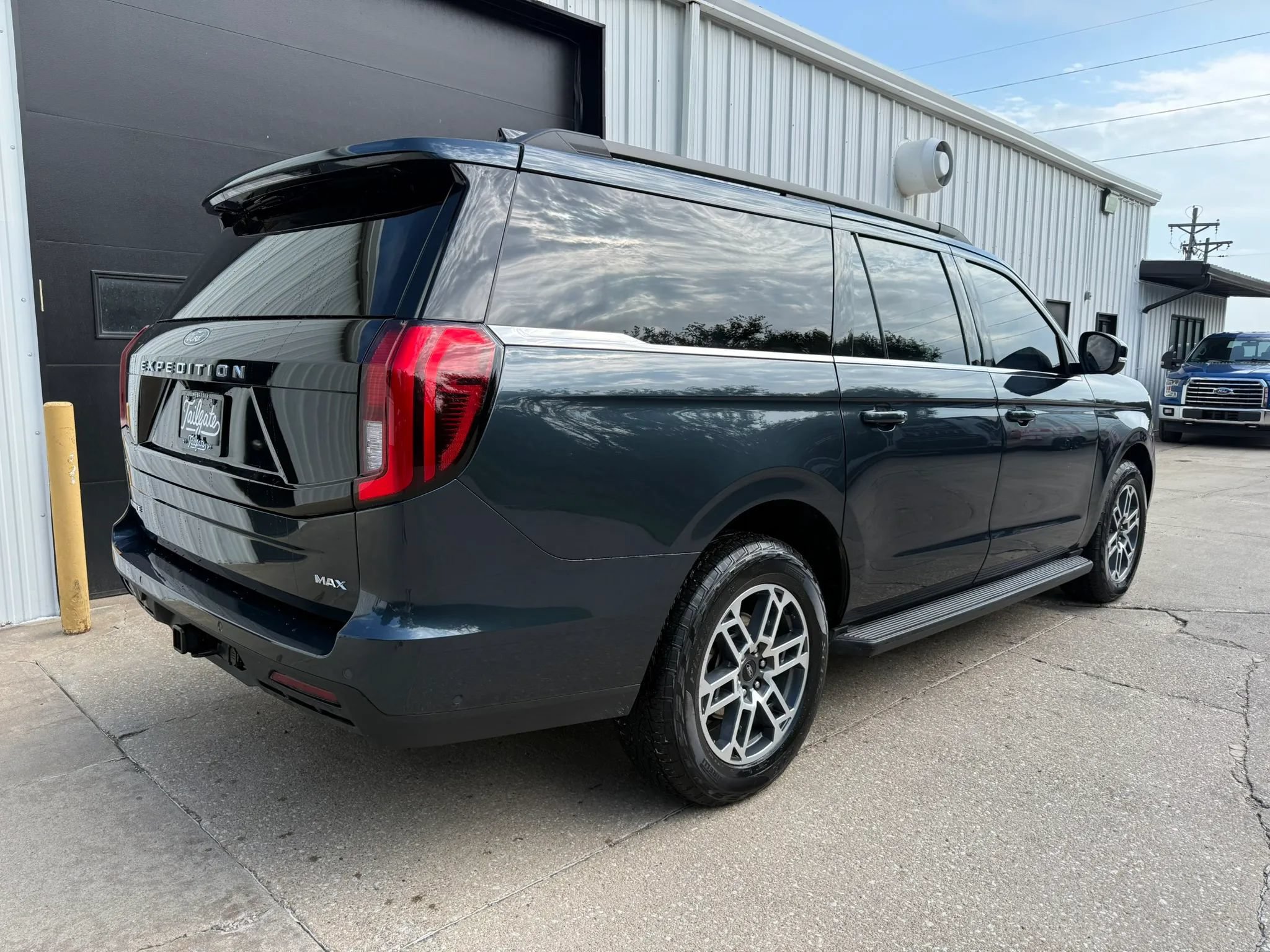 Used 2025 Ford Expedition Max Active AWD/4WD image 5