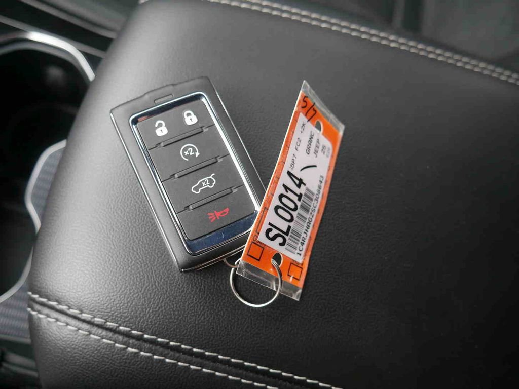 Certified 2025 Jeep Grand Cherokee Altitude AWD/4WD image 27