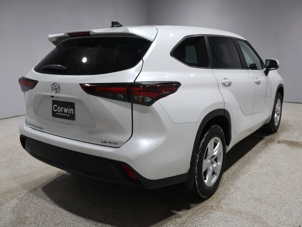 Used 2024 Toyota Highlander LE image 2