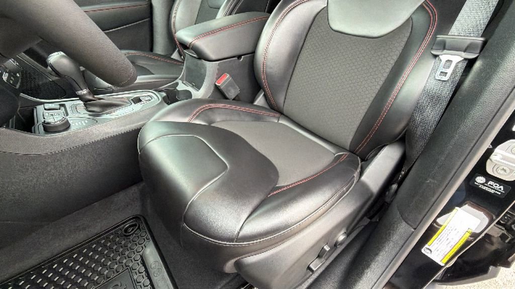 Used 2022 Jeep Cherokee Trailhawk AWD/4WD image 15