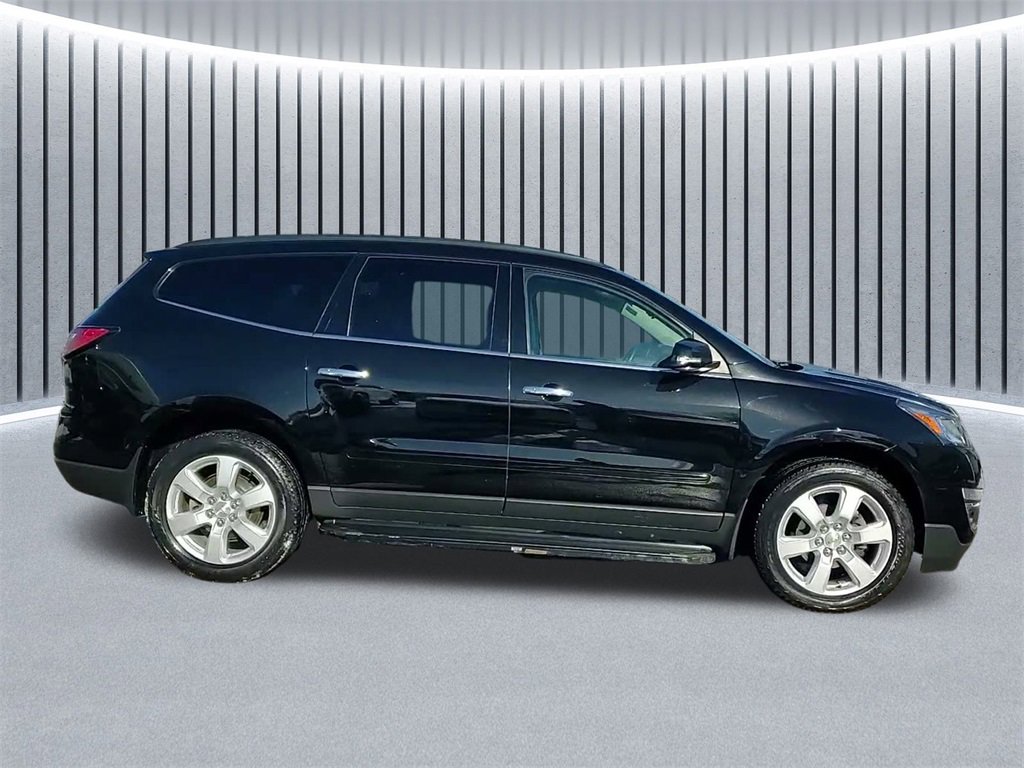 Used 2017 Chevrolet Traverse LT w/ Style and Technology Package image 4