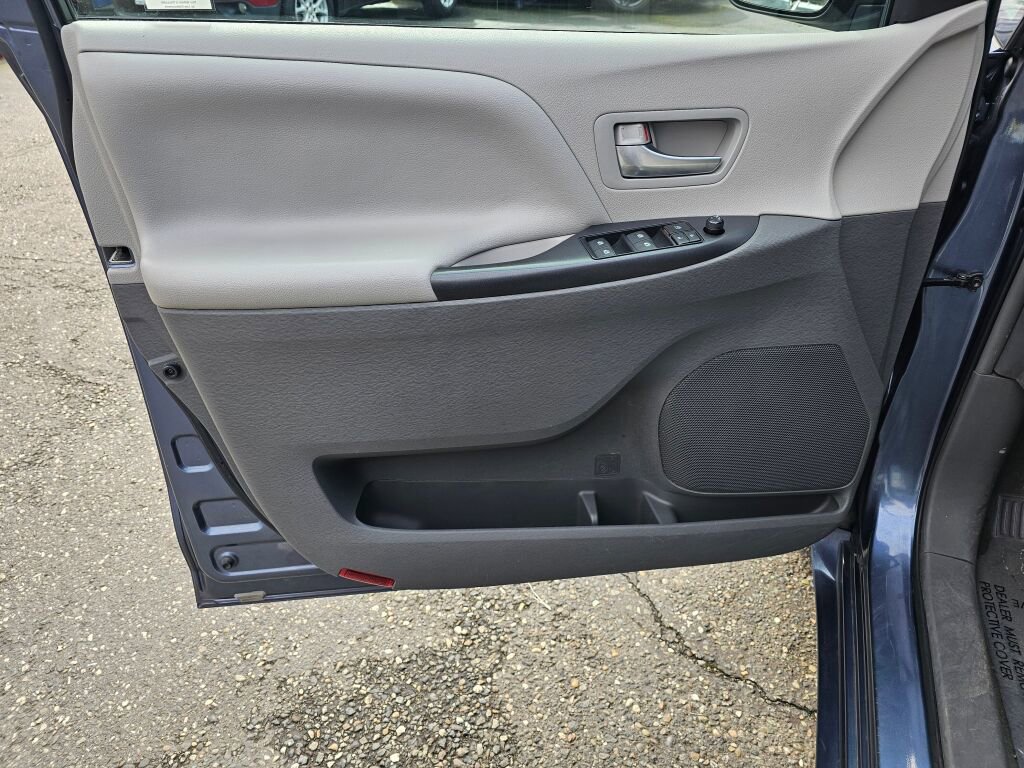 Used 2017 Toyota Sienna LE FWD image 21