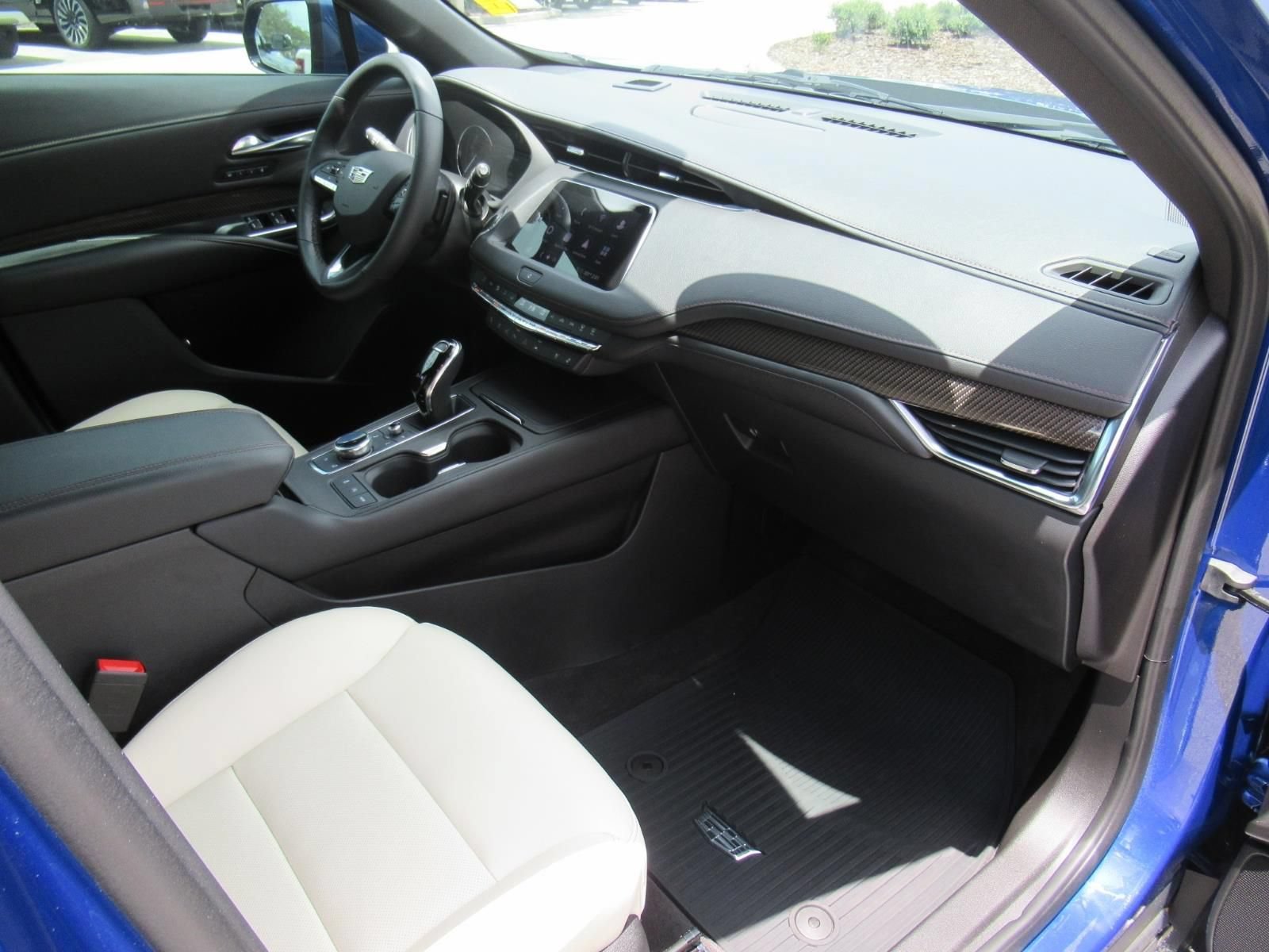 Used 2022 Cadillac XT4 Sport w/ Comfort Package FWD image 11