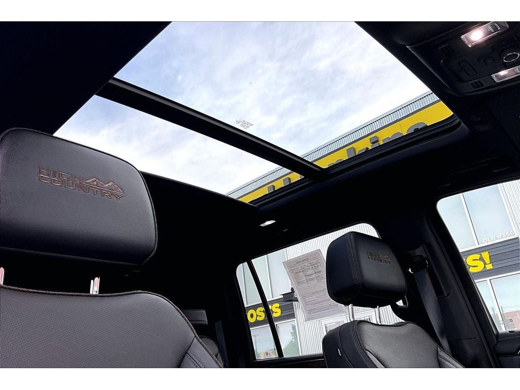 Used 2024 Chevrolet Suburban High Country AWD/4WD image 18