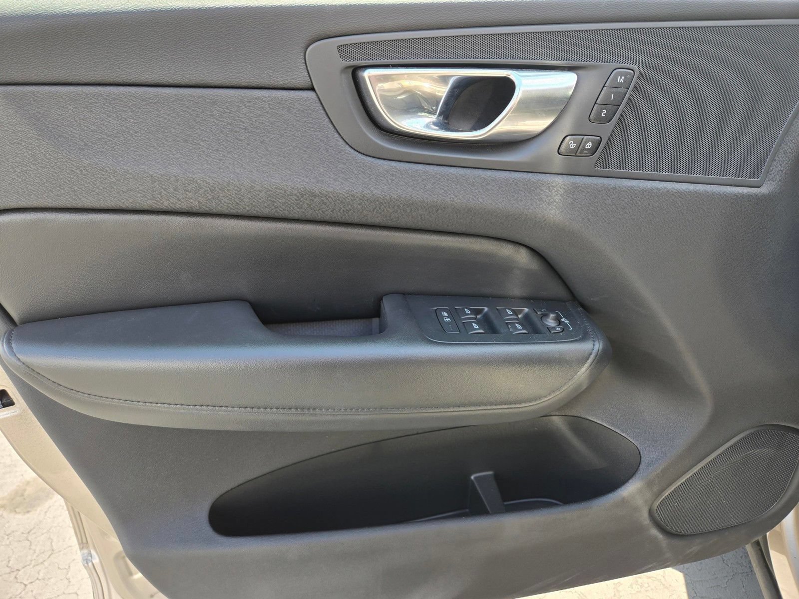 Certified 2025 Volvo XC60 B5 Plus AWD/4WD image 19