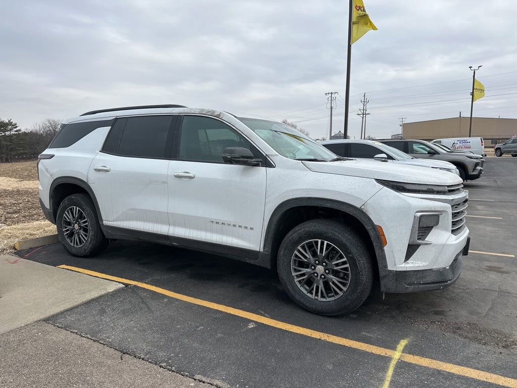 Used 2024 Chevrolet Traverse LT image 7