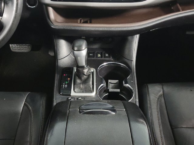 Used 2017 Toyota Highlander XLE AWD/4WD image 27
