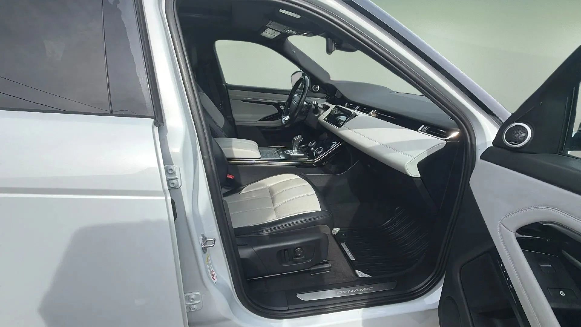 Used 2020 Land Rover Range Rover Evoque R-Dynamic S image 13