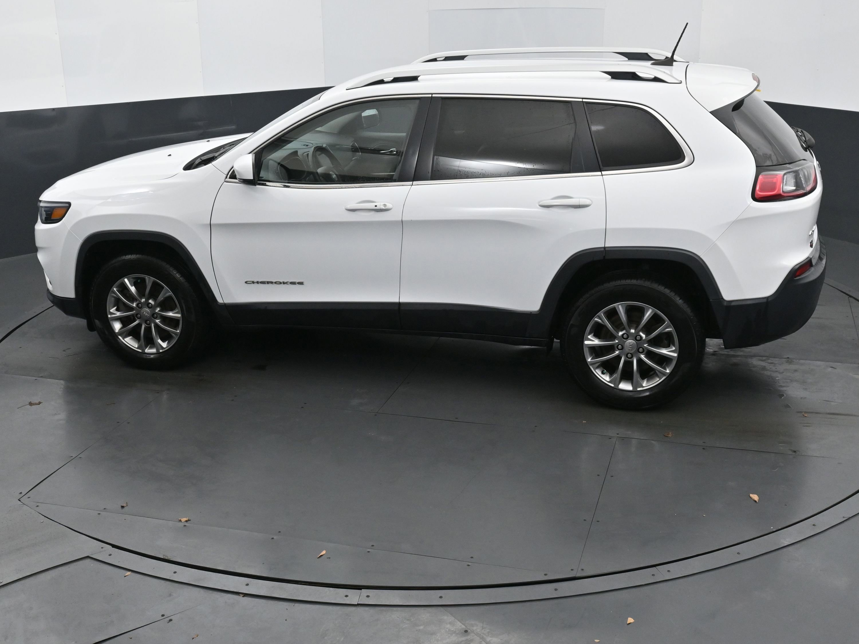 Used 2020 Jeep Cherokee Latitude Plus image 29
