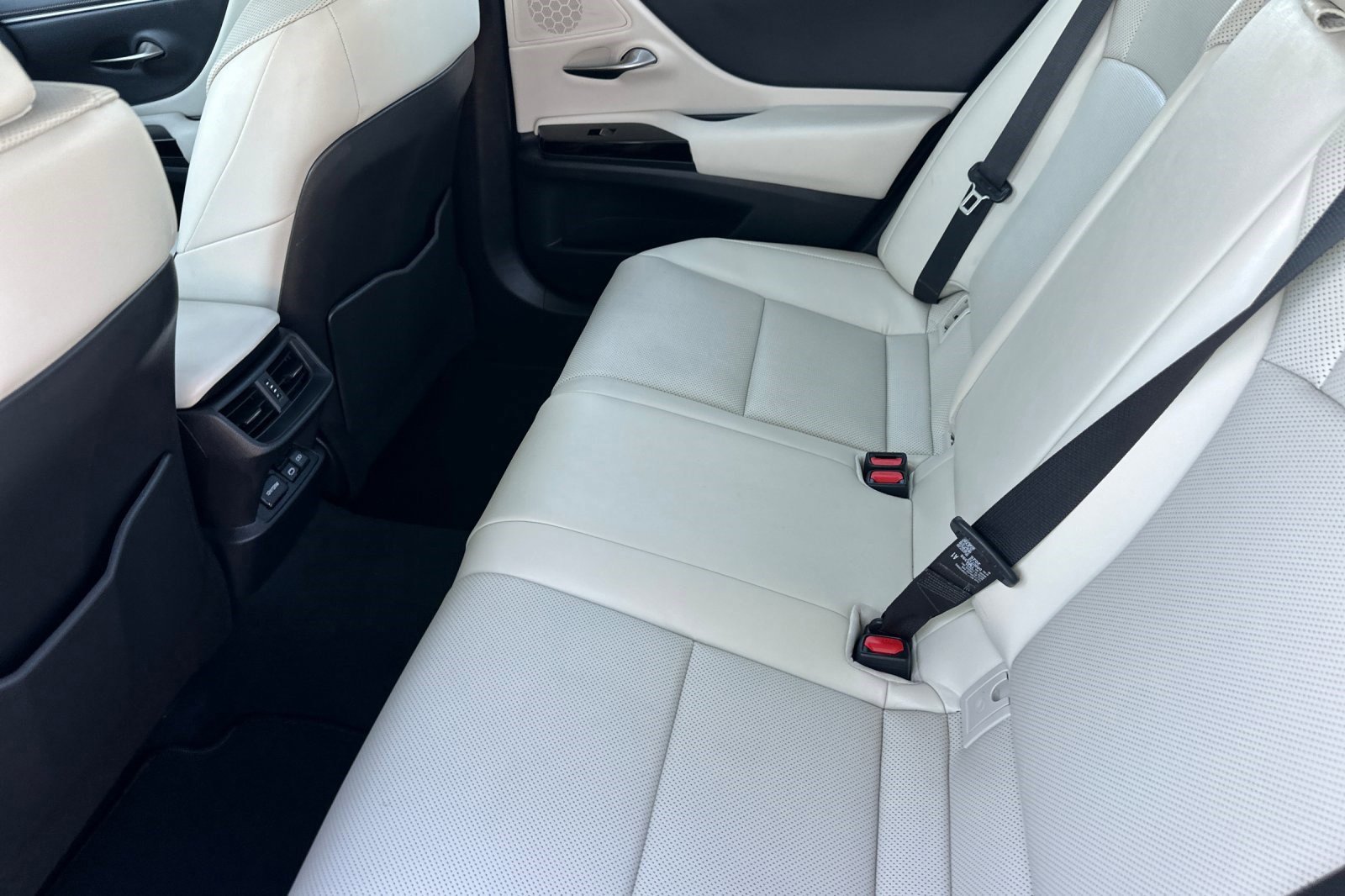 Certified 2025 Lexus ES 300h w/ Premium Package image 27