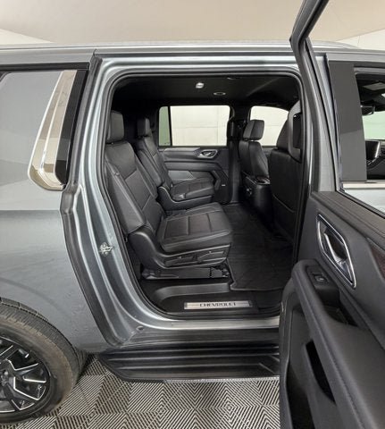 Used 2024 Chevrolet Suburban LT w/ Luxury Package RWD image 6