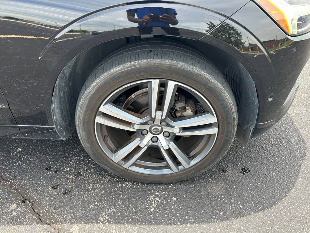 Used 2018 Volvo XC60 T5 Momentum w/ Vision Package AWD/4WD image 2