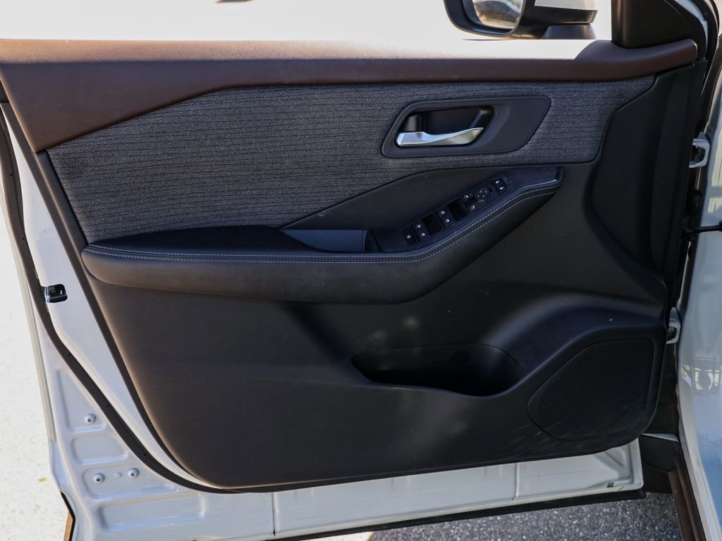 Used 2023 Nissan Rogue SV image 23