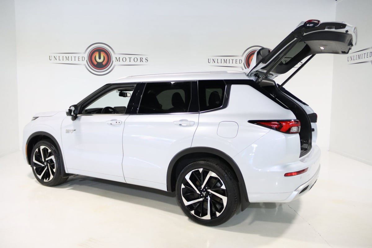 Used 2024 Mitsubishi Outlander 4WD Plug-In Hybrid image 31