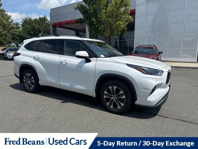 Used 2022 Toyota Highlander XLE AWD/4WD image 3
