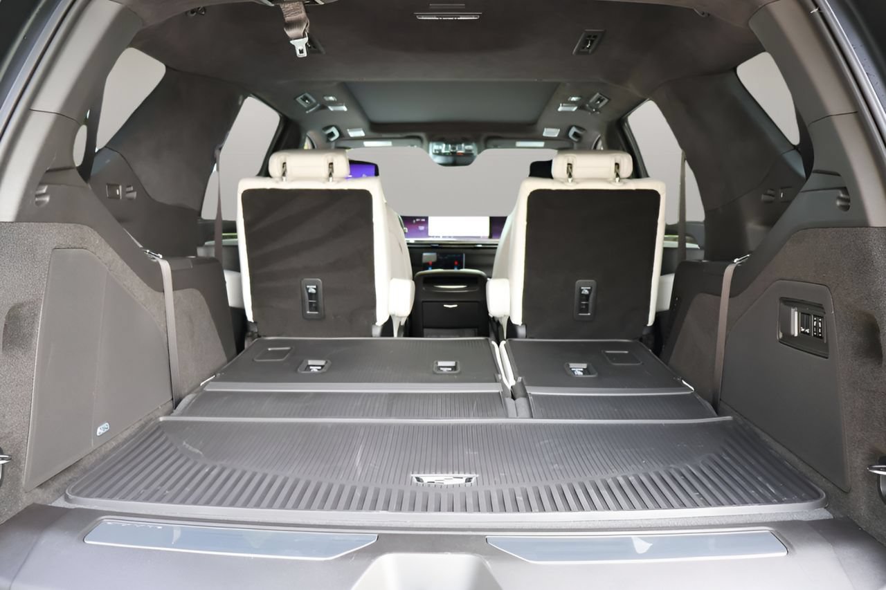 Used 2026 Cadillac Escalade Platinum Sport w/ LPO, ONYX Package AWD/4WD image 21