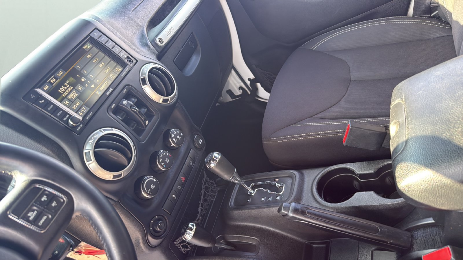 Used 2015 Jeep Wrangler Unlimited Sahara w/ Connectivity Group AWD/4WD image 43