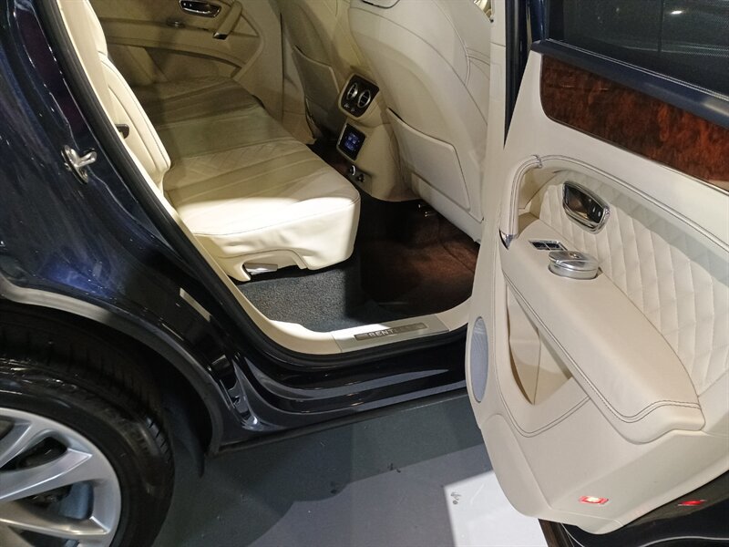 Used 2017 Bentley Bentayga AWD/4WD image 30