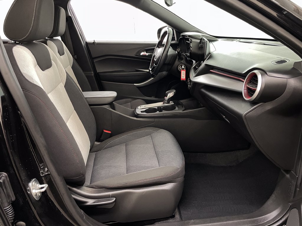 Used 2025 Chevrolet Trax RS w/ Driver Confidence Package FWD image 35