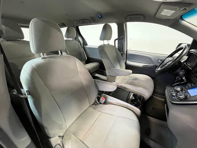 Used 2017 Toyota Sienna L FWD image 9