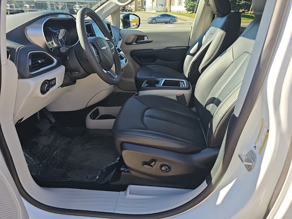 Certified 2024 Chrysler Pacifica Touring-L FWD image 15