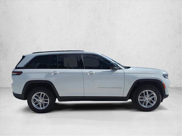 Used 2025 Jeep Grand Cherokee Laredo w/ Luxury Tech Group I RWD image 4