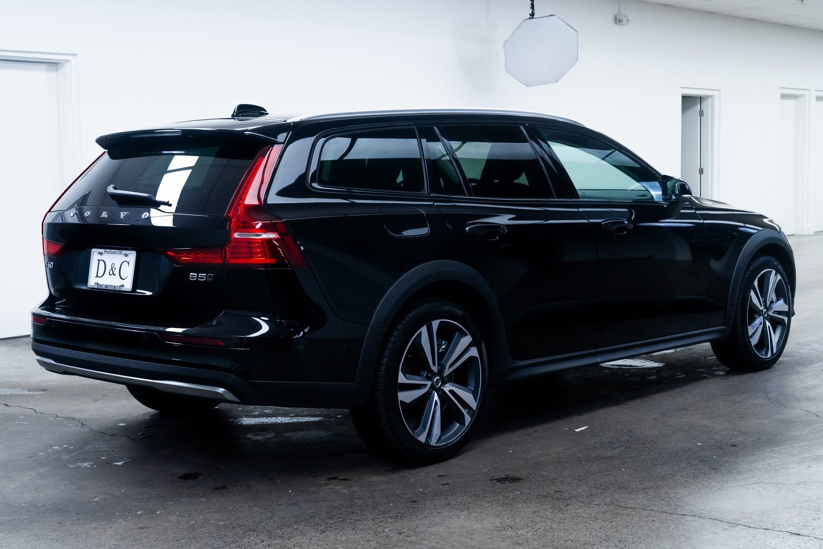 Used 2025 Volvo V60 B5 Cross Country Plus image 6