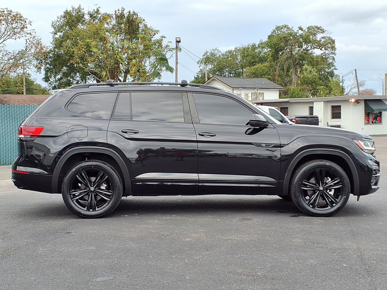 Used 2023 Volkswagen Atlas SEL R-Line image 31