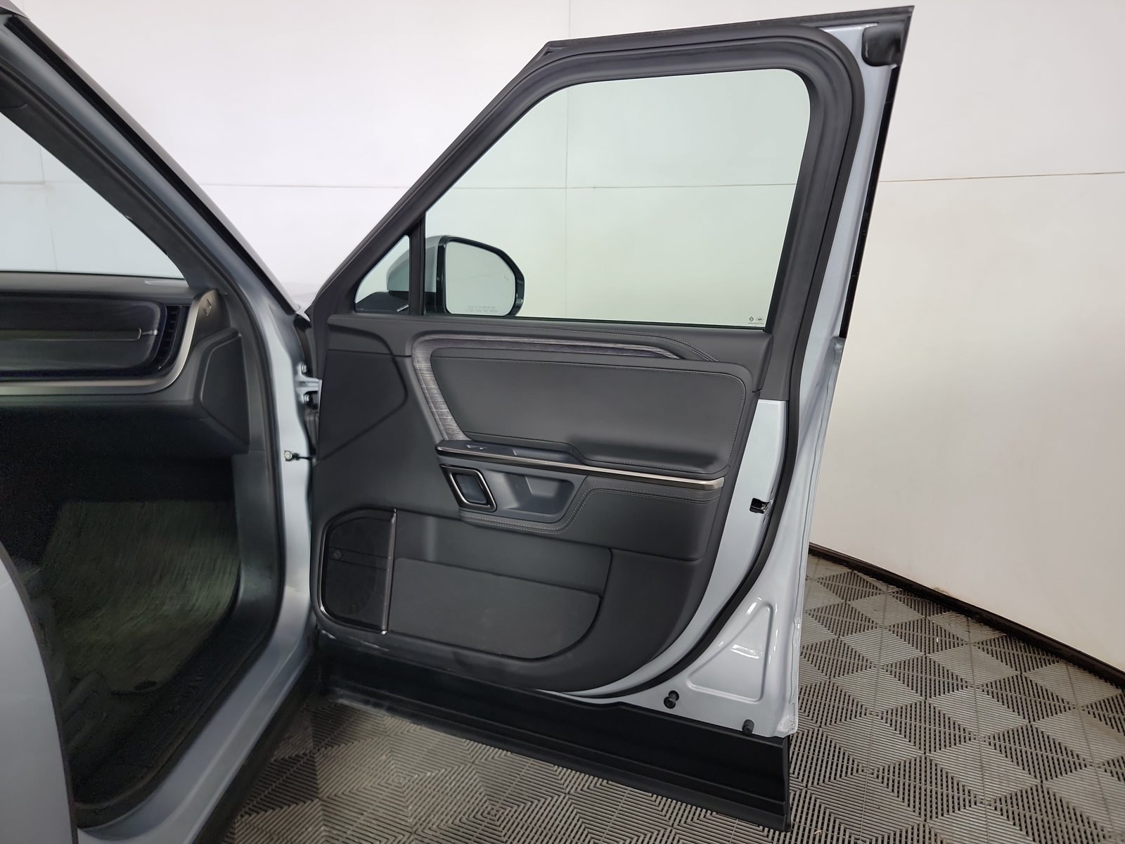 Used 2024 Rivian R1S Adventure Quad AWD/4WD image 18