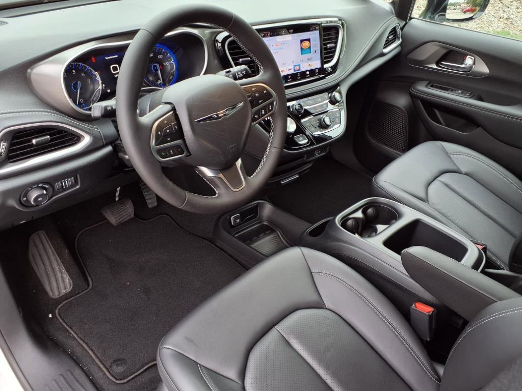 New 2026 Chrysler Pacifica Select image 5