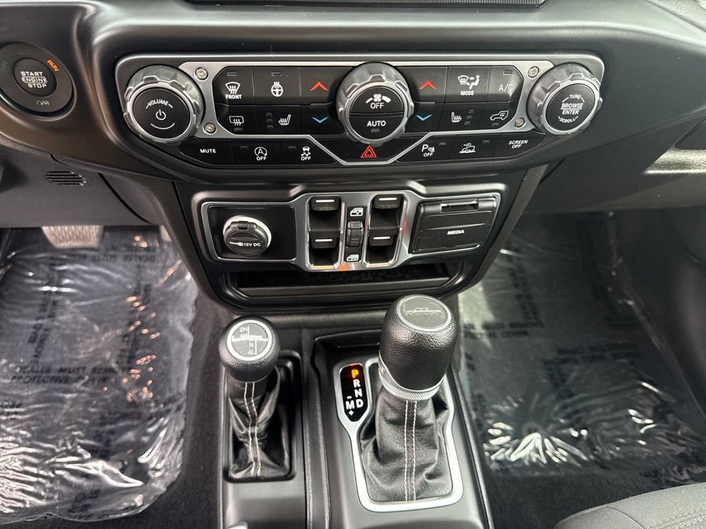 Certified 2022 Jeep Gladiator Overland w/ LED Lighting Group AWD/4WD image 15