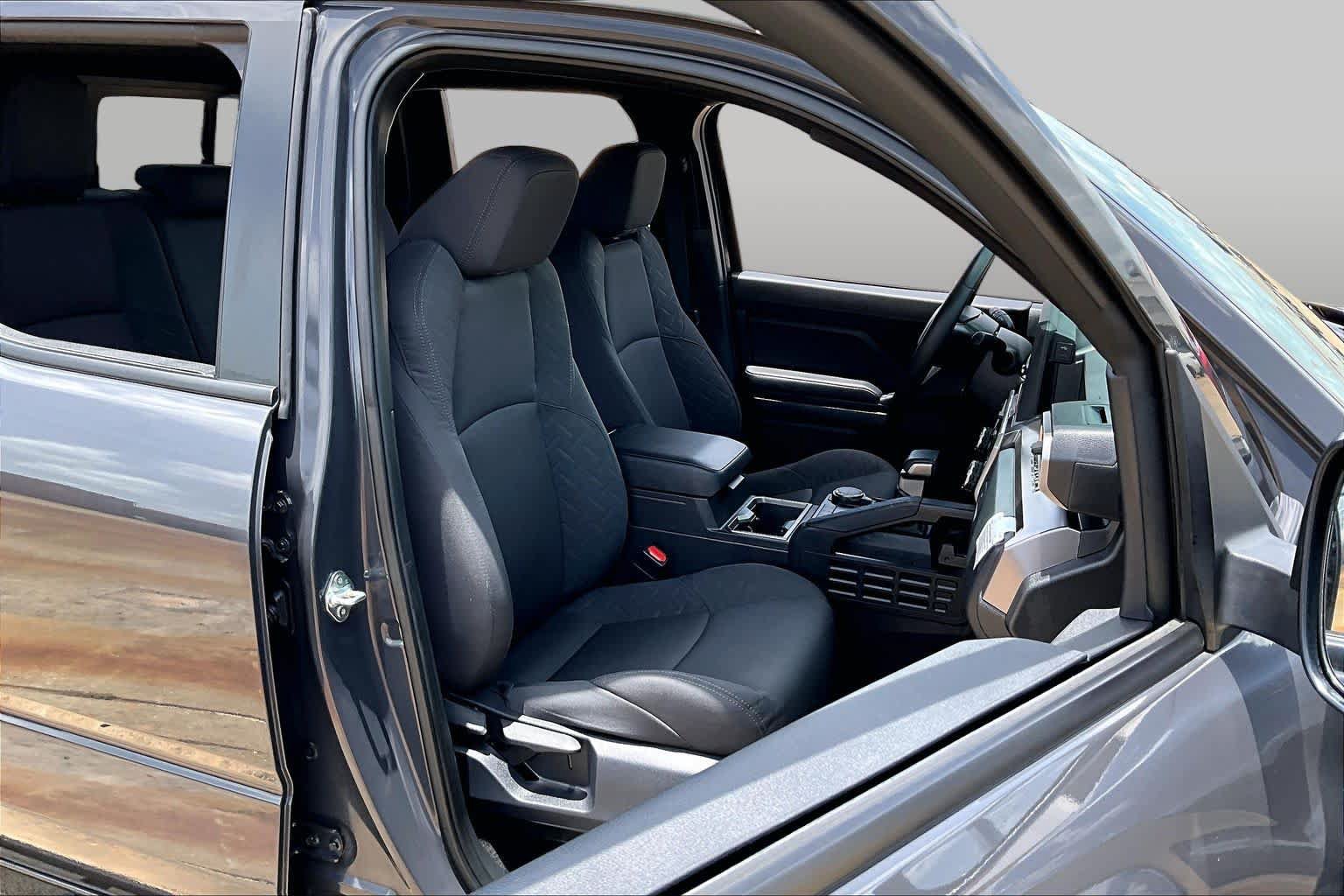 Used 2025 Toyota Tacoma SR5 w/ SR5 Upgrade Package AWD/4WD image 9
