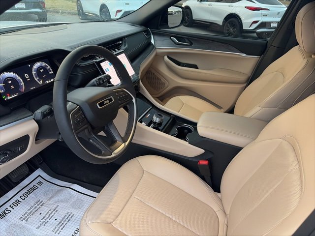 Used 2024 Jeep Grand Cherokee L Limited w/ Luxury Tech Group II image 16