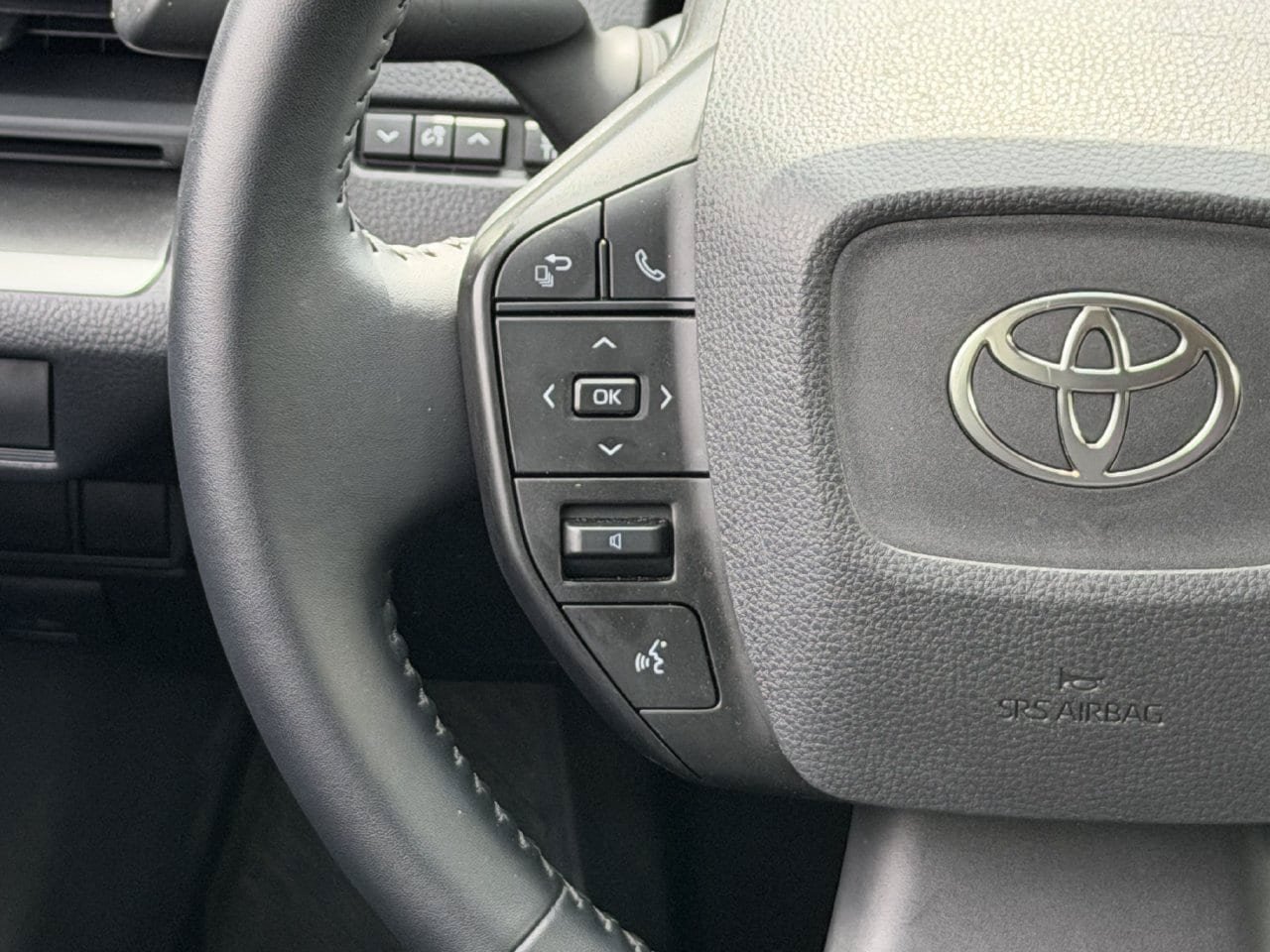 Used 2025 Toyota Prius LE FWD image 13