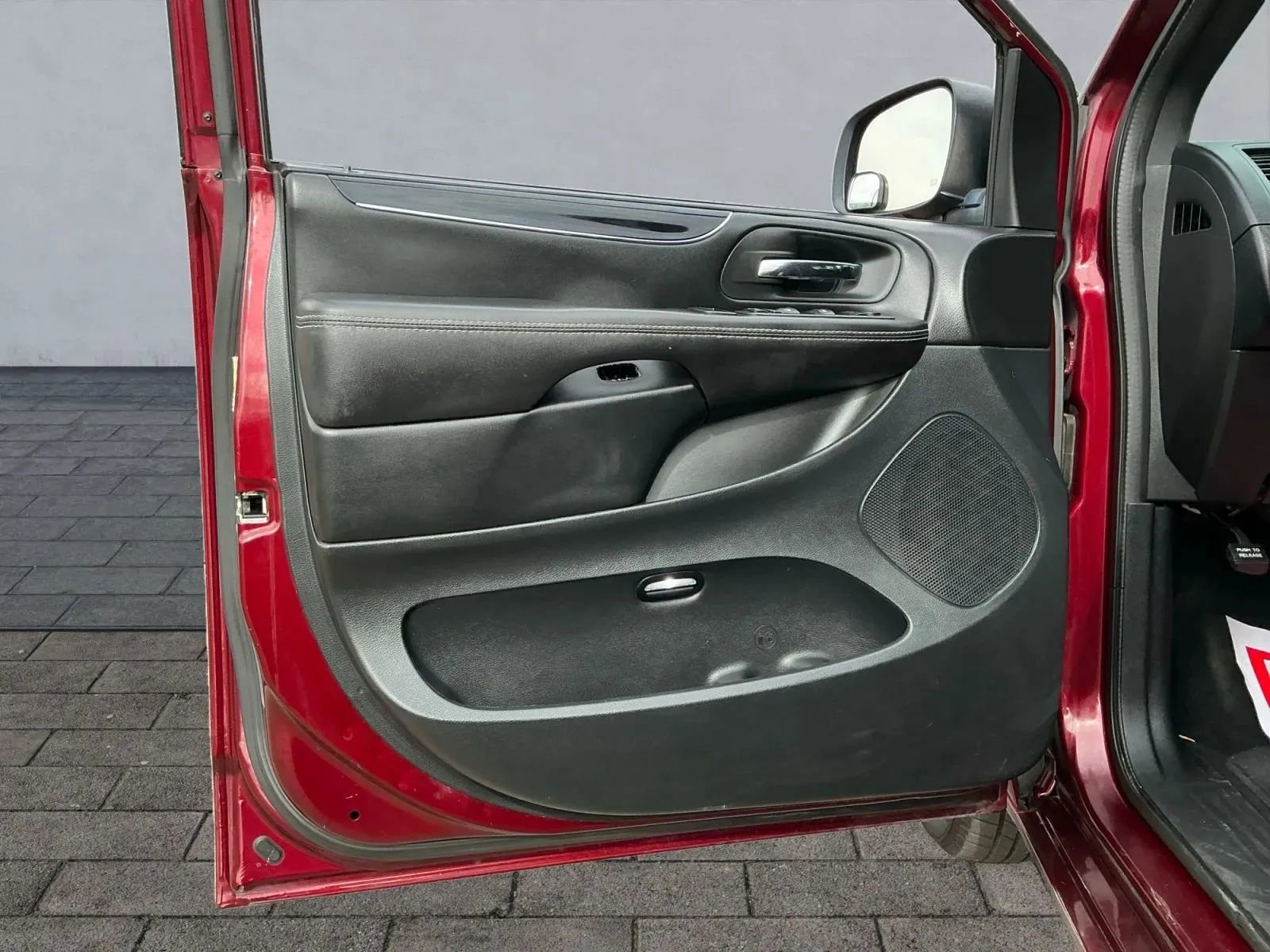 Used 2018 Dodge Grand Caravan SE image 9