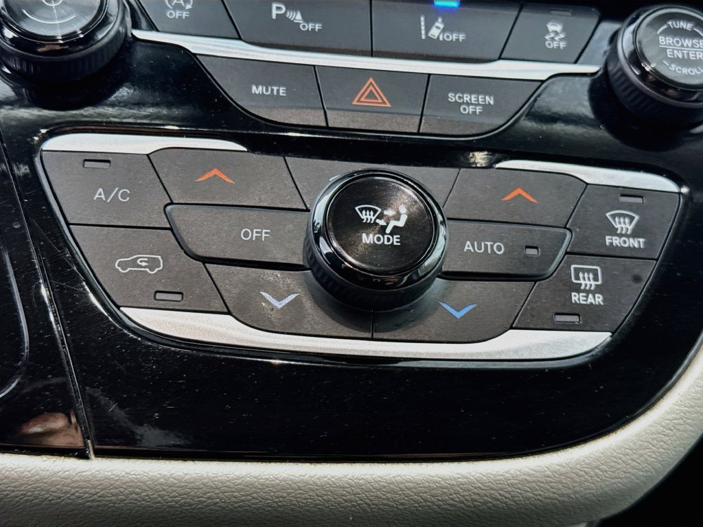 Used 2024 Chrysler Pacifica Touring-L FWD image 8