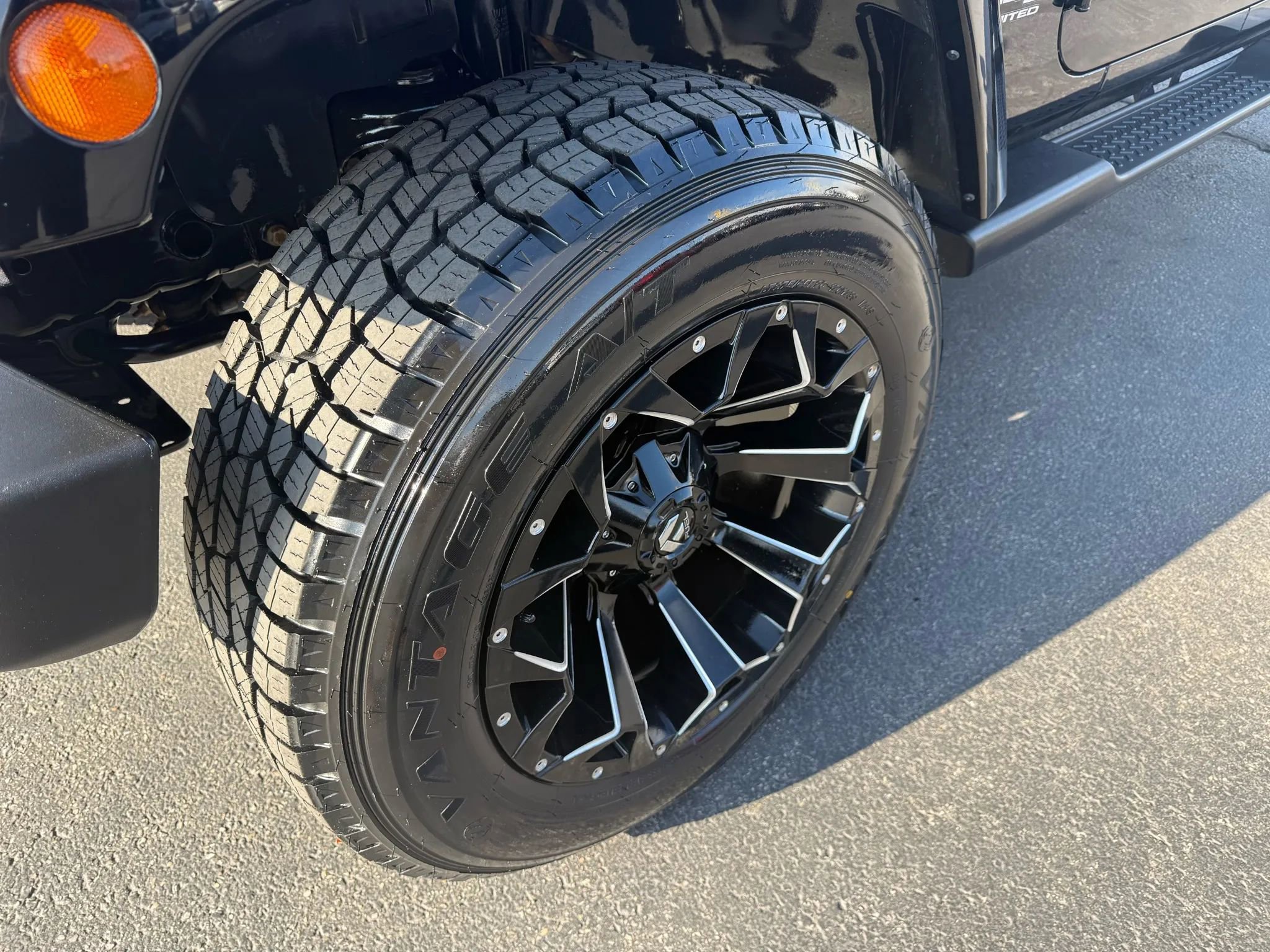 Used 2018 Jeep Wrangler Unlimited Sahara w/ Connectivity Group image 9