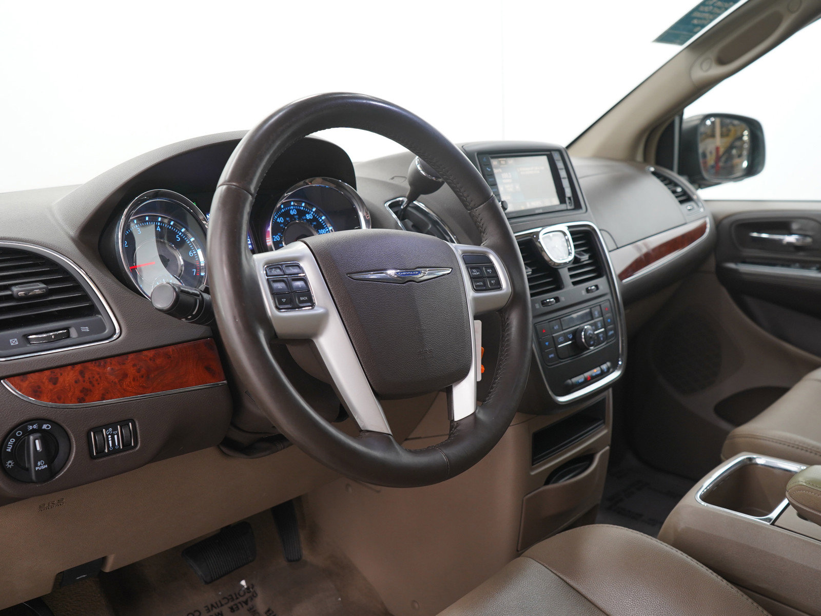 Used 2014 Chrysler Town & Country Touring FWD image 28