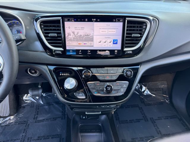 Used 2025 Chrysler Pacifica Select FWD image 26