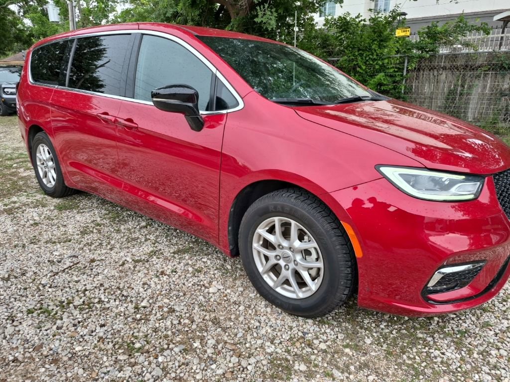 Used 2025 Chrysler Pacifica Select FWD image 4