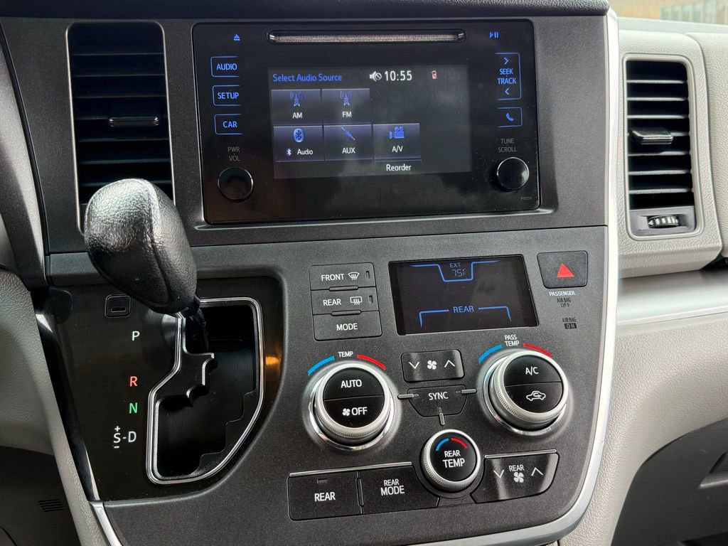 Used 2017 Toyota Sienna L FWD image 34