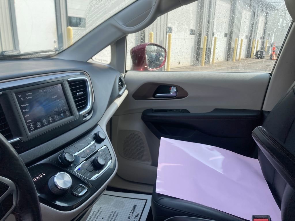 Used 2019 Chrysler Pacifica Touring-L FWD image 16