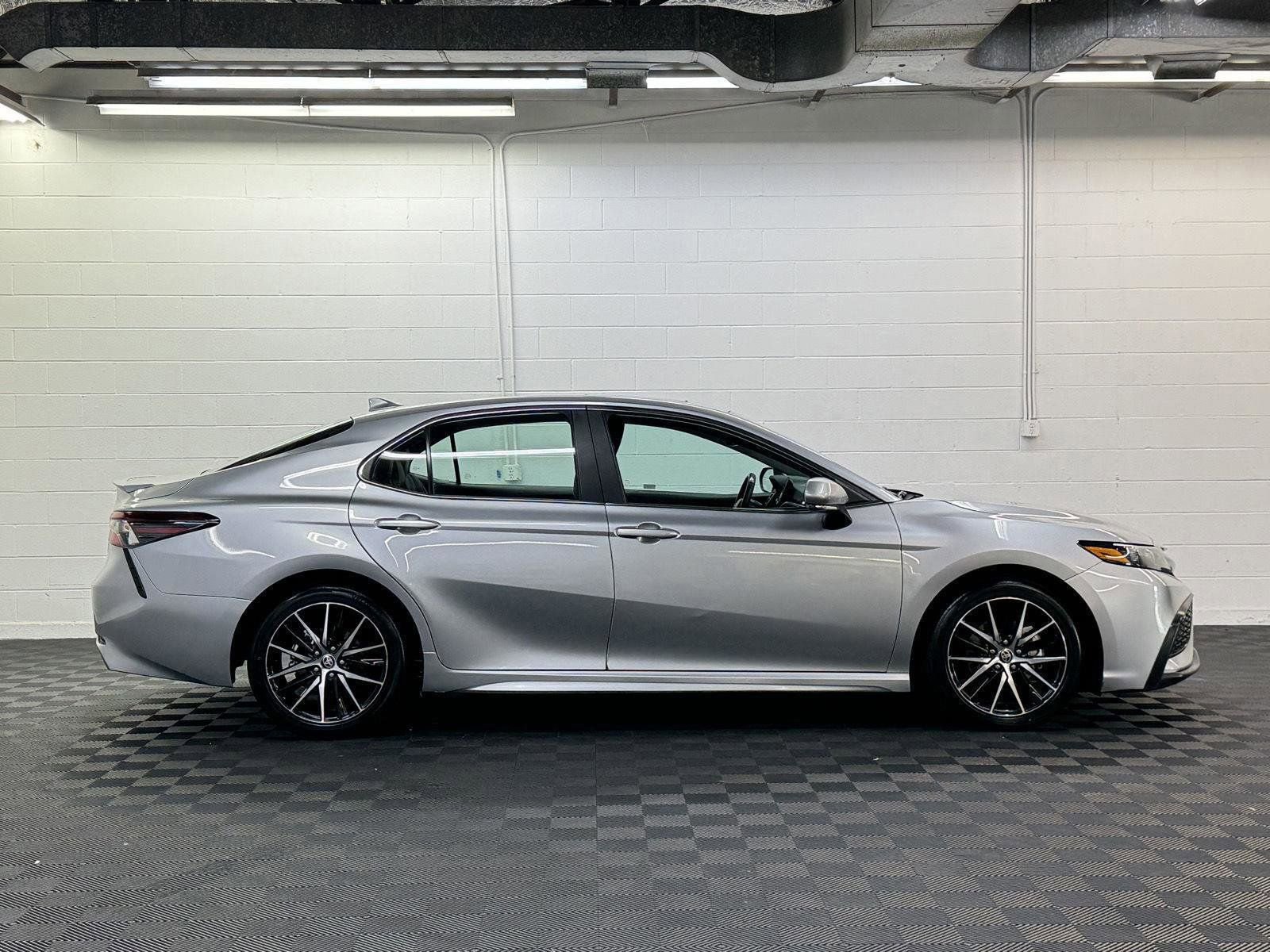 Used 2023 Toyota Camry SE image 4