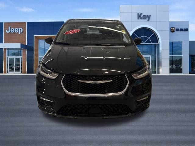 Used 2023 Chrysler Pacifica Touring-L FWD image 12