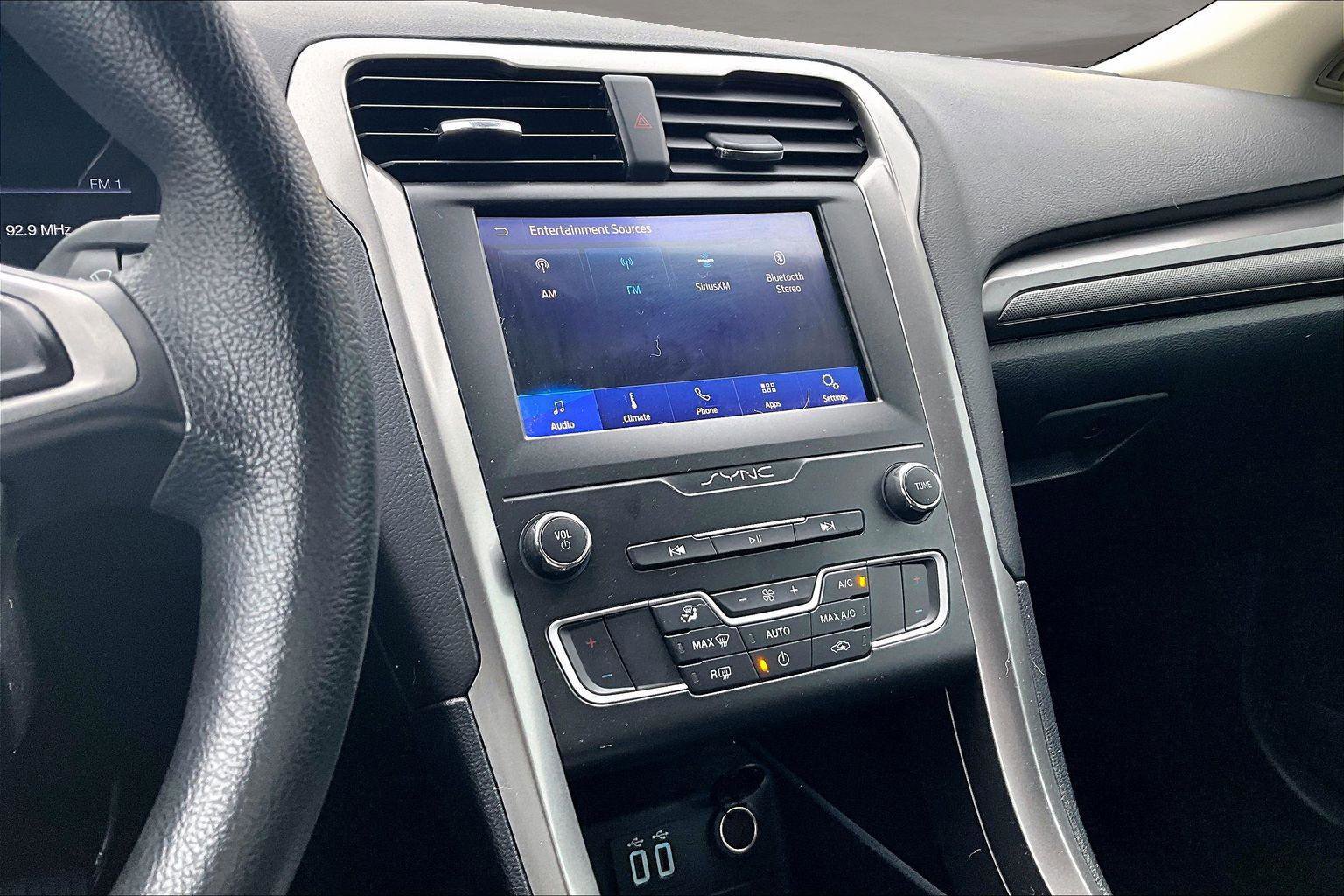 Used 2020 Ford Fusion SE image 5