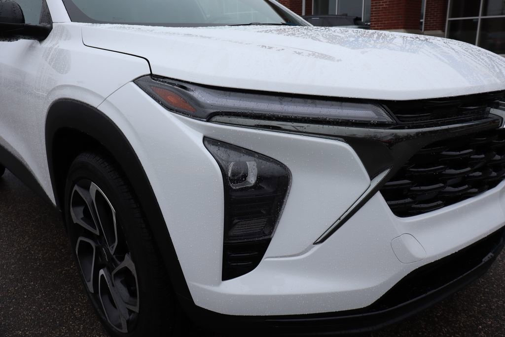 Used 2025 Chevrolet Trax RS w/ Sunroof Package image 4