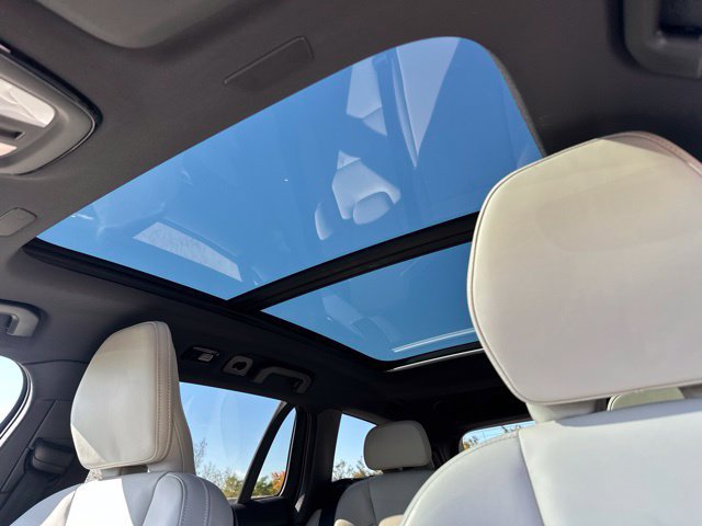 Certified 2024 Volvo V60 B5 Cross Country Ultimate w/ Protection Package Premier AWD/4WD image 18